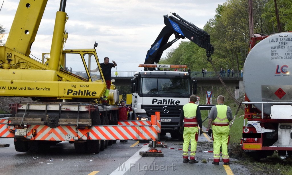 VU Gefahrgut LKW umgestuerzt A 4 Rich Koeln Hoehe AS Gummersbach P453.JPG - Miklos Laubert